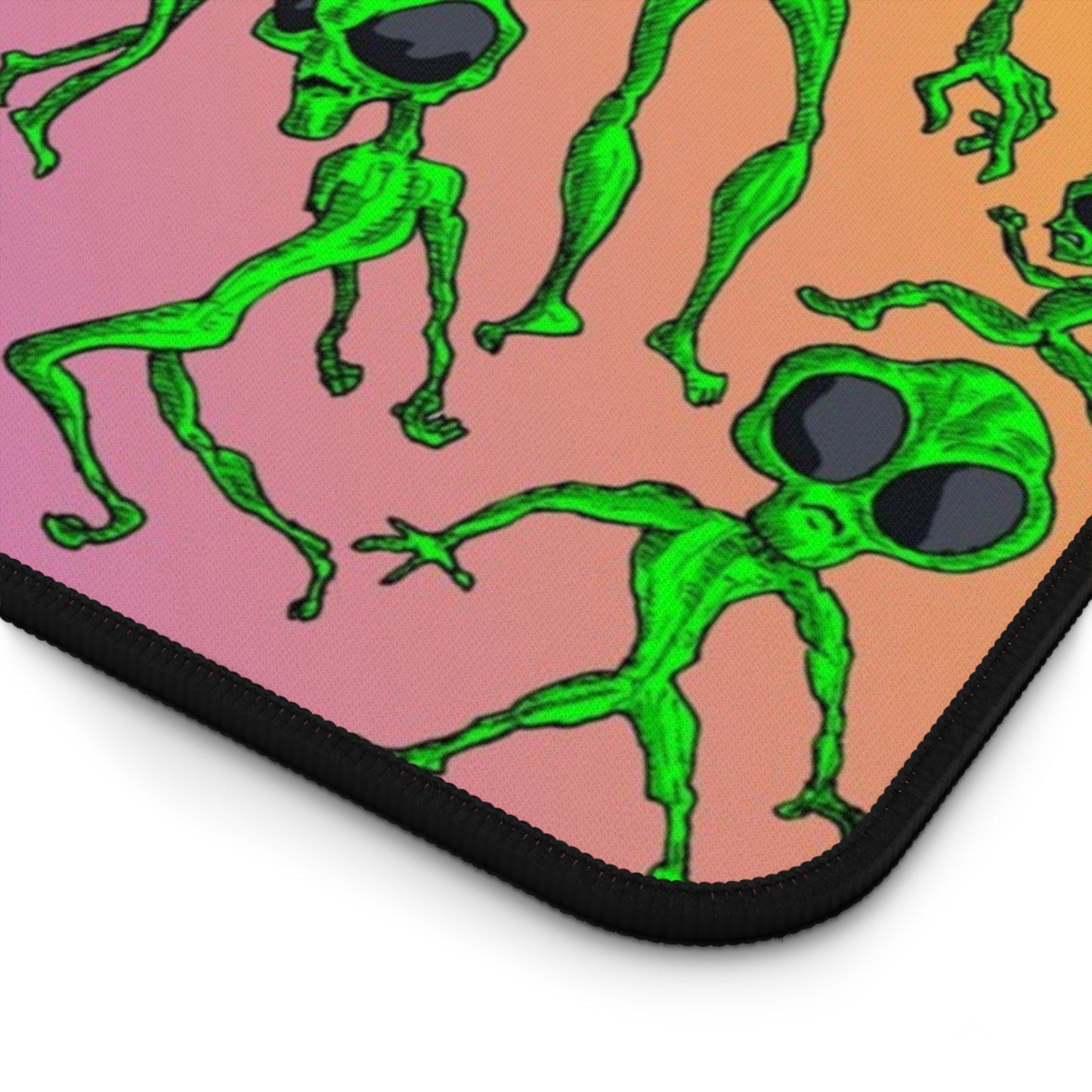 Alien Dance Party Gradient Desk Mat – Colorful Green Alien Pattern Gaming Mousepad
