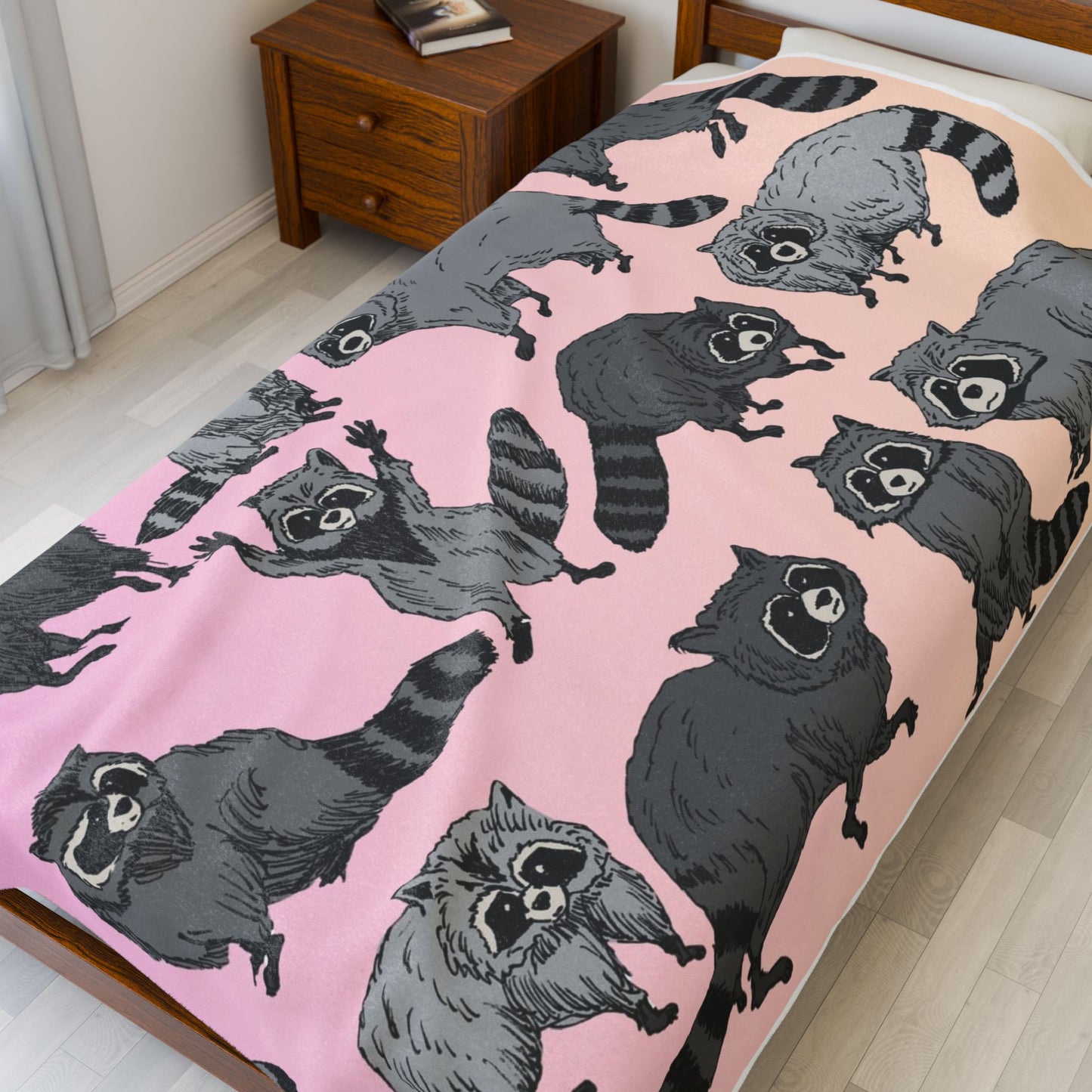 Raccoon Pattern Velveteen Plush Blanket — Soft Pink Ombre Cozy Throw for Animal Lovers