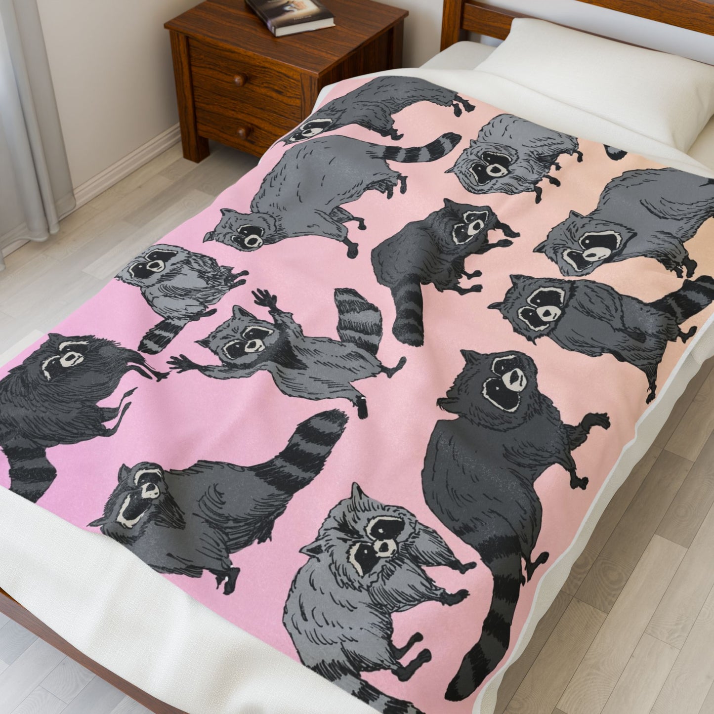 Raccoon Pattern Velveteen Plush Blanket — Soft Pink Ombre Cozy Throw for Animal Lovers